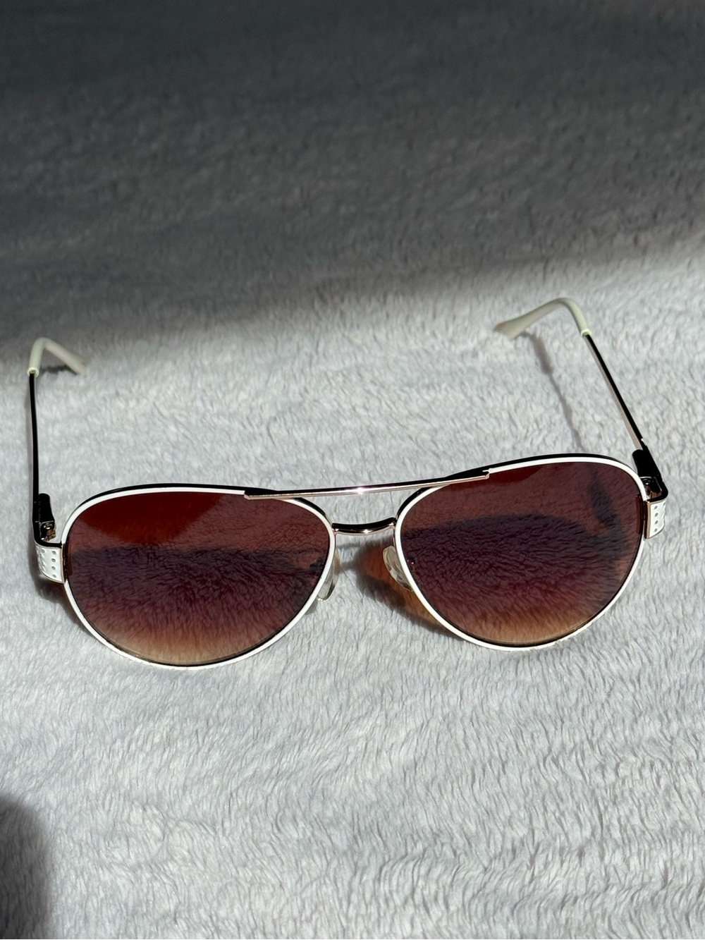 Tahari Gold Aviator Sunglasses 🤎🕶️